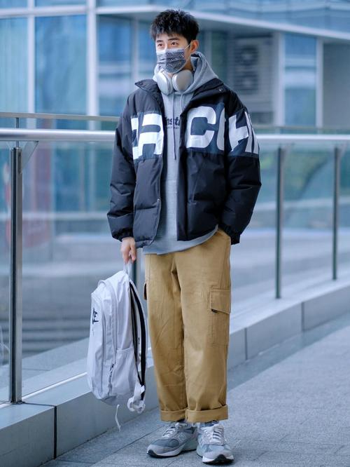 带帽卫衣搭配羽绒服_灰色卫衣配羽绒服，冬季时尚保暖穿搭