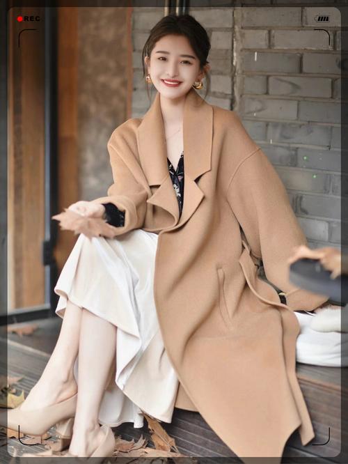 深驼色大衣配什么颜色打底衫_驼色大衣配什么内搭?解锁秋冬百变穿搭 深驼色大衣配什么颜色打底衫_驼色大衣配什么内搭?解锁秋冬百变穿搭