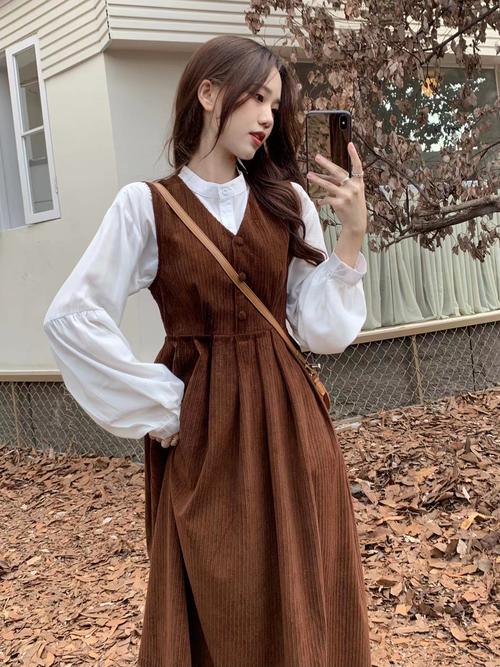 灯芯绒连衣裙怎么搭配_灯芯绒连衣裙搭配秘籍，时尚又好看！