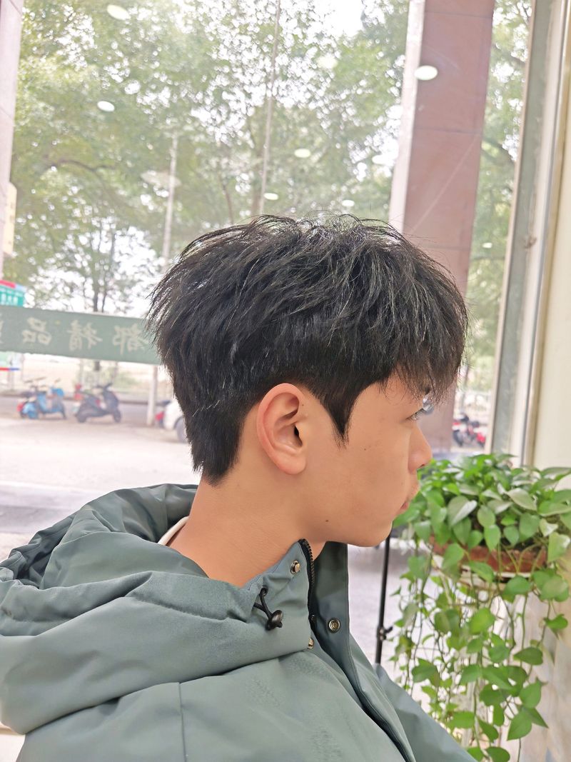 前高中低后饱满男士发型_2025男士流行前高中低后饱满发型，个性十足显年轻！