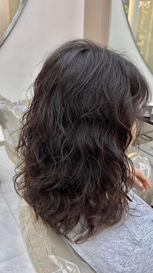 s卷发型中长发怎么卷_分层卷，手抓方向关键