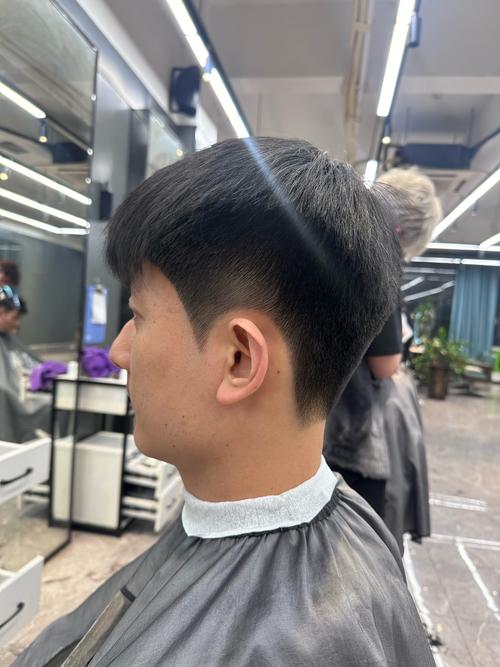 大鬓角是什么发型_男士发型关键，塑造脸型显立体