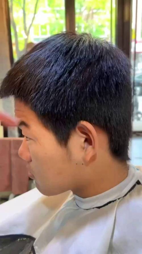 推两鬓的发型_男生两边剃光顶部长发，帅气利落显个性
