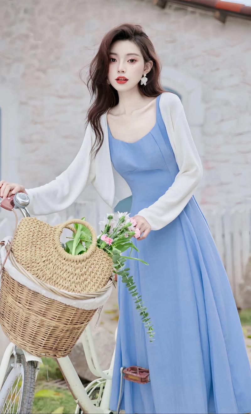 穿吊带裙适合扎什么发型_简约性感，发型搭配场合显魅力