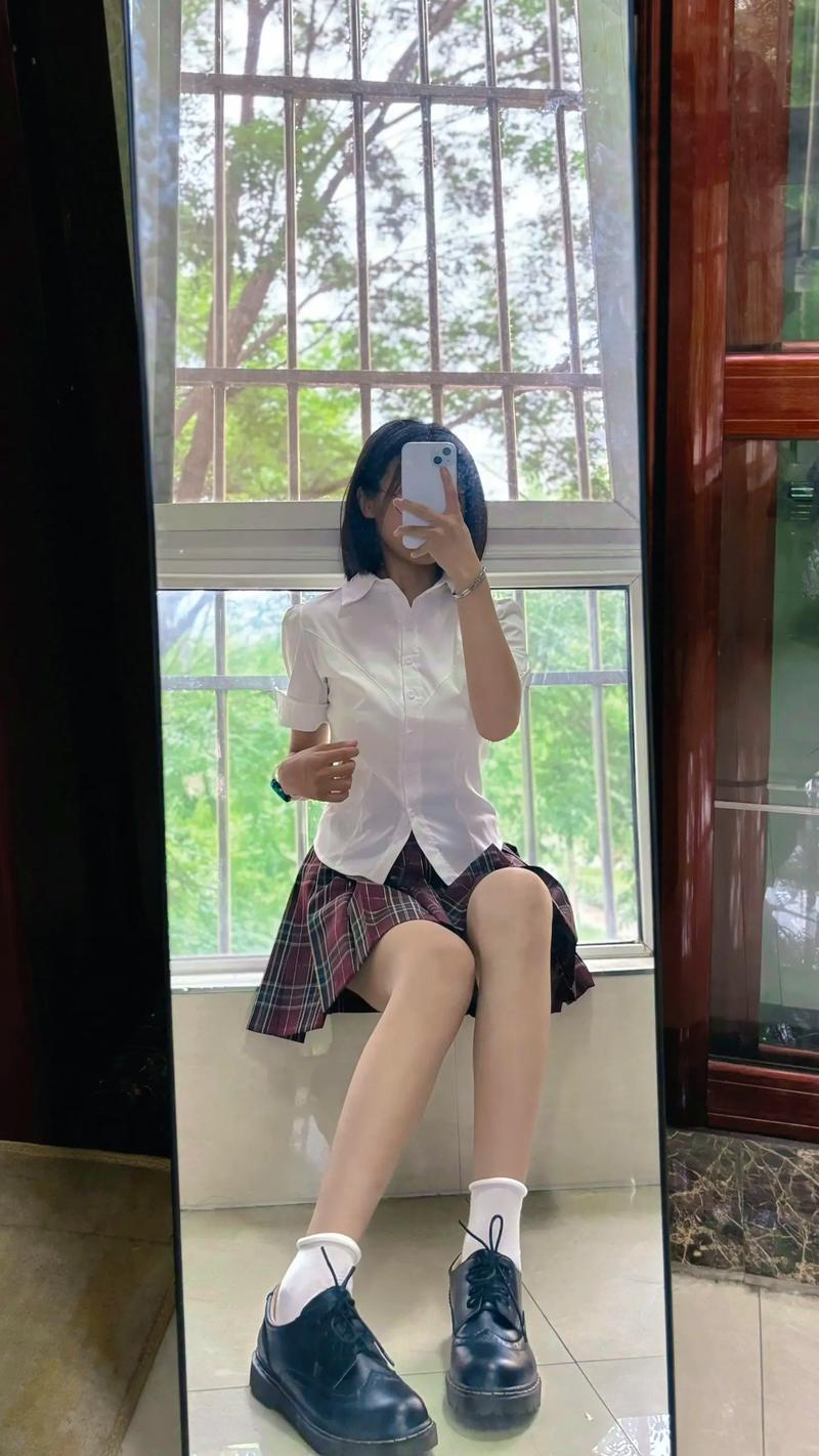 穿jk适合什么发型短头发_双马尾丸子头披肩发，发饰点缀更青春