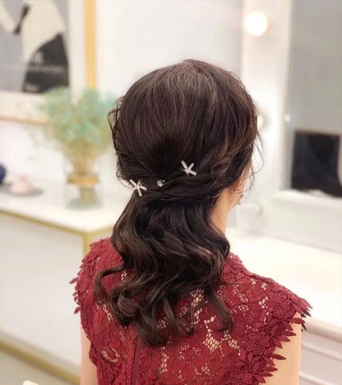 十个伴娘的简单发型_简单优雅，烘托新娘美