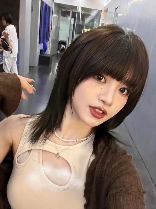 本人脸小额头窄适合什么发型_增加宽度蓬松感，自信最美