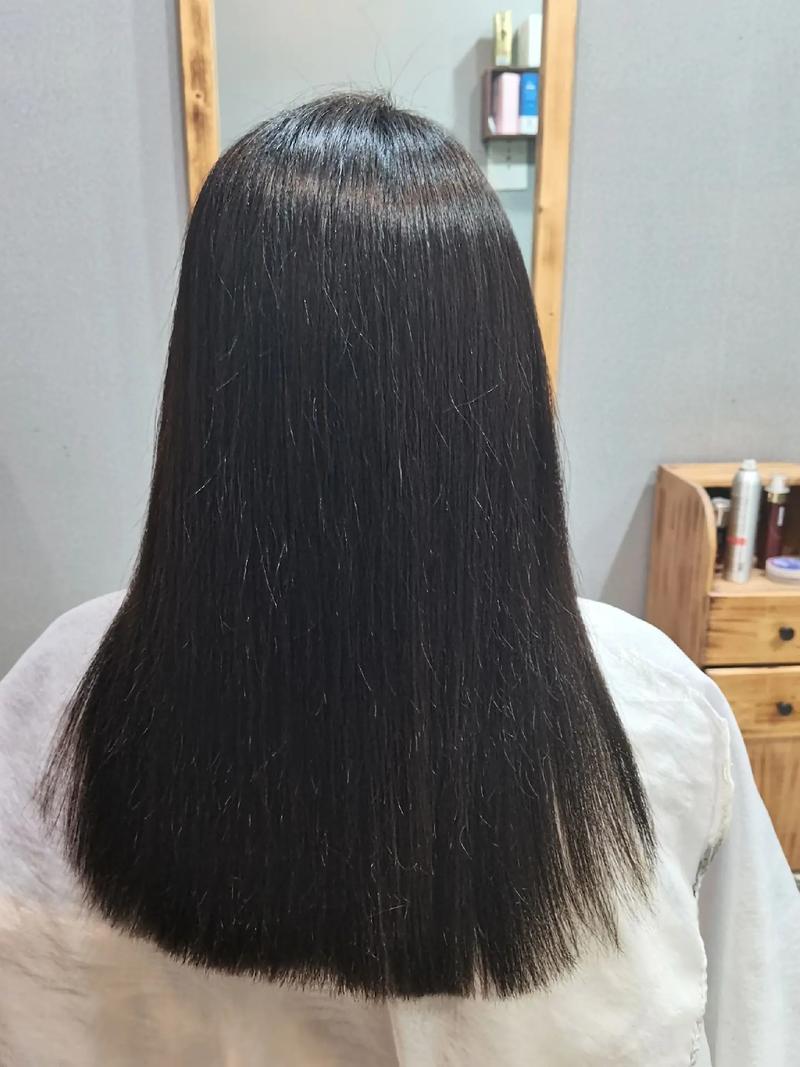 重新烫头发之前烫过的要拉直吗_直接烫卷发更自然，别频繁烫发伤头