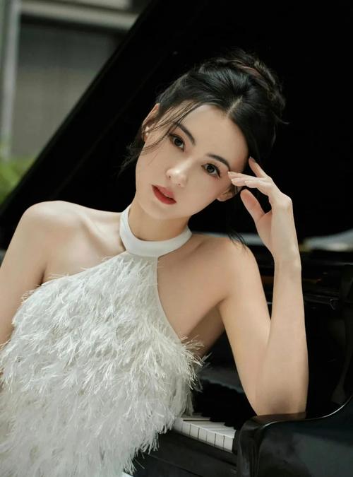 这款发型搭配裙子简直美翻了_短发配裙装，显瘦又时尚！