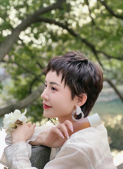 精品高颜值气质短发美发女_中性风利落美，盐甜气质随心搭！