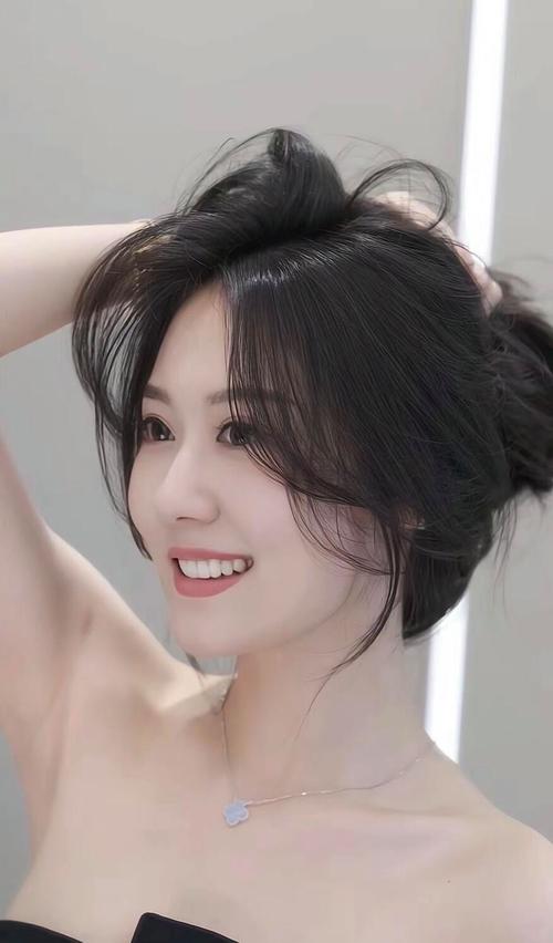 半边刘海叫什么发型_大旁分刘海修饰额头，单边斜刘海显个性