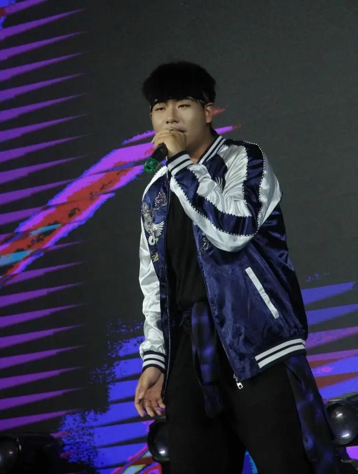 村山良树的发型适合什么脸型_村山良树蓬松层次发型，修饰脸型显活力