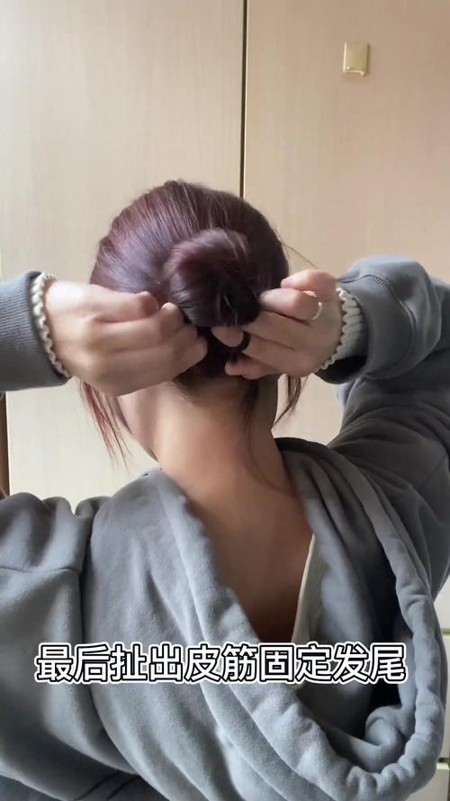 穿卫衣扎头发还是披头发_扎头发穿卫衣更显时尚精神 穿卫衣扎头发还是披头发_扎头发穿卫衣更显时尚精神