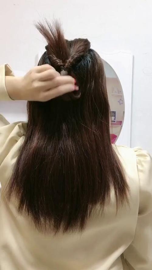 胖扎起来头发_圆脸女生扎发技巧，显脸小又好看