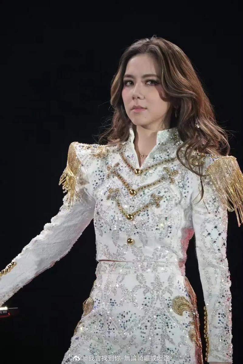 邓紫棋发型一边剪光的_邓紫棋前卫发型，个性摇滚新潮！