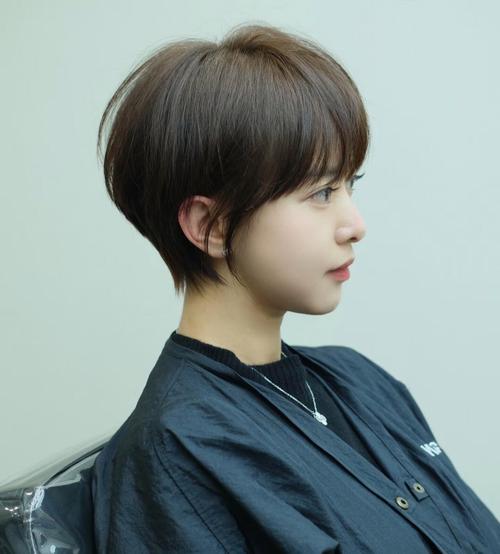 小窄脸适合什么发型_蓬松刘海显饱满，气质立现