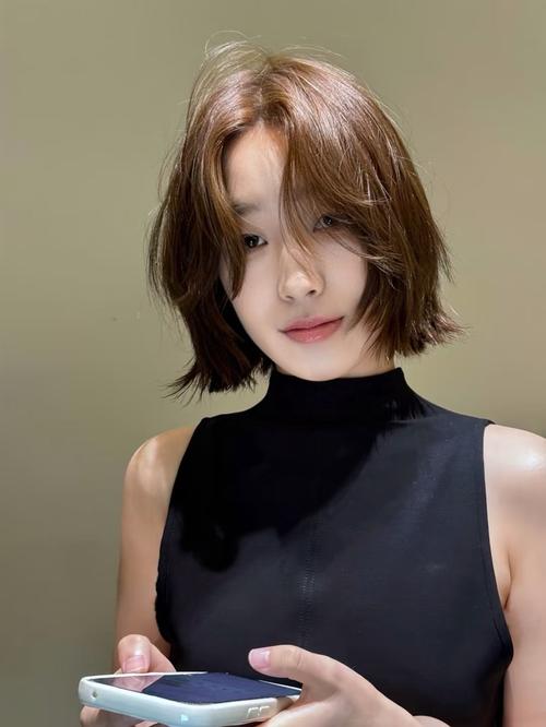 分翻刘海外加外翻法式短发_法式分翻刘海，时尚减龄，颜值提升！