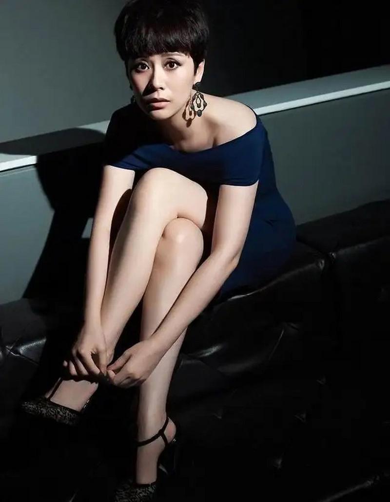 海清短发_海清红裙短发，东方韵味时尚大片