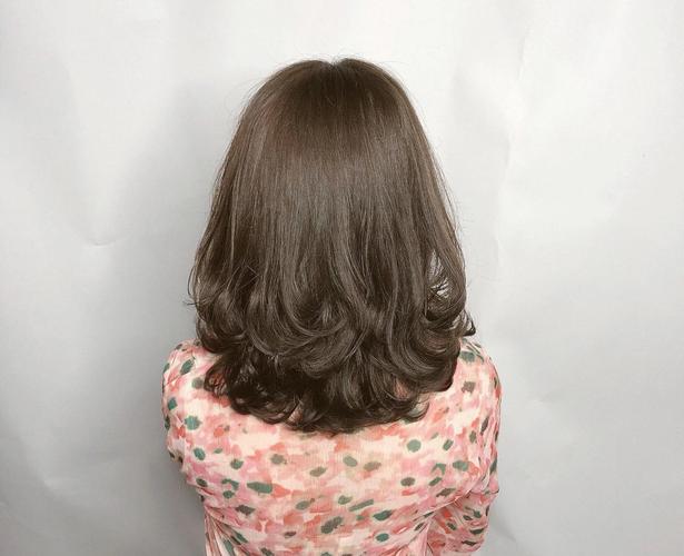 只卷发尾的发型叫什么_梨花头鱼尾发流行中短发,优雅时尚显个性 只卷发尾的发型叫什么_梨花头鱼尾发流行中短发,优雅时尚显个性