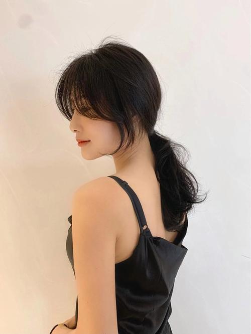 类似单侧低马尾的发型叫什么_简约时尚，展现东方韵味