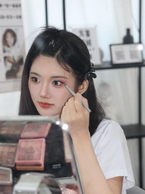 看女人很漂亮其实是化妆的样子_自然美最持久,化妆是自信和关爱 看女人很漂亮其实是化妆的样子_自然美最持久,化妆是自信和关爱