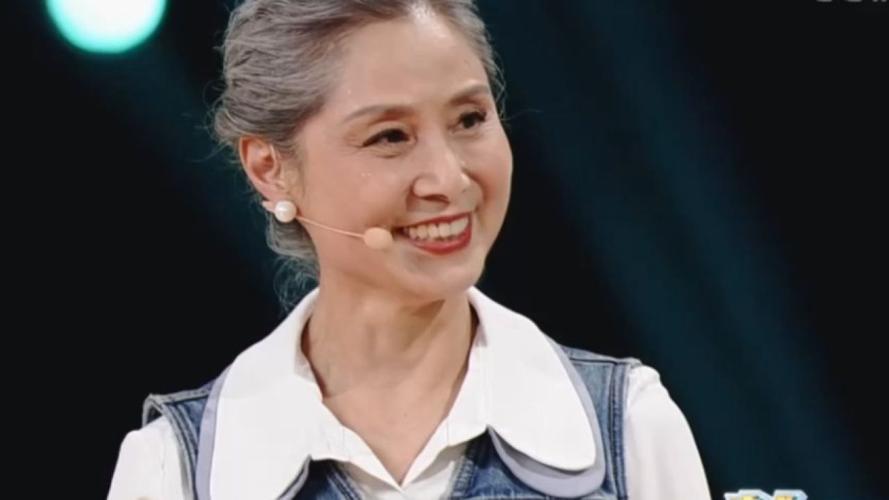 奶奶可以化妆成年轻人吗_奶奶化妆变年轻，自信爱美更快乐