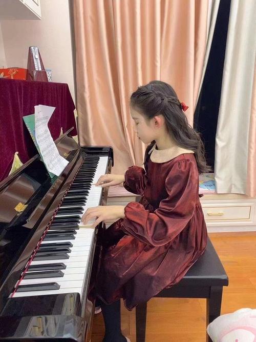 弹钢琴小女孩盘什么样的头发_考级晚会公主头，日常聚会侧马尾，发型搭配穿衣很重要！