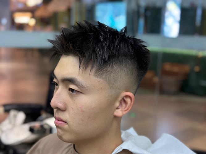 把她的发型批成短发美式前刺_短中长可选,修饰脸型显个性 把她的发型批成短发美式前刺_短中长可选,修饰脸型显个性