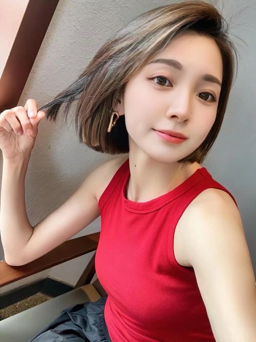 真发波波头内扣女短发_内扣短发流行，不挑脸型显气质