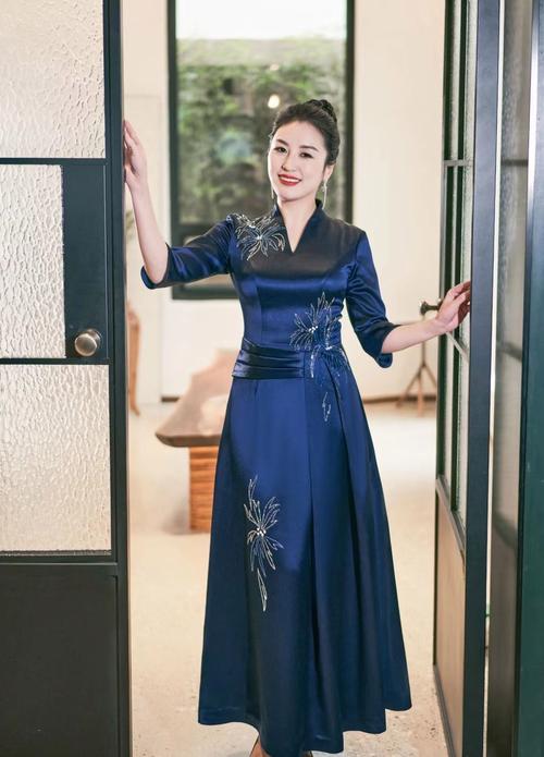 宝蓝色礼服新娘发型_宝蓝礼服配发型，气质新娘显美丽