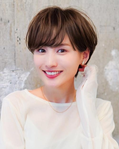 颞部凹颧骨凸适合什么发型_C型外C发型修饰颞部凹陷颧骨凸起脸型