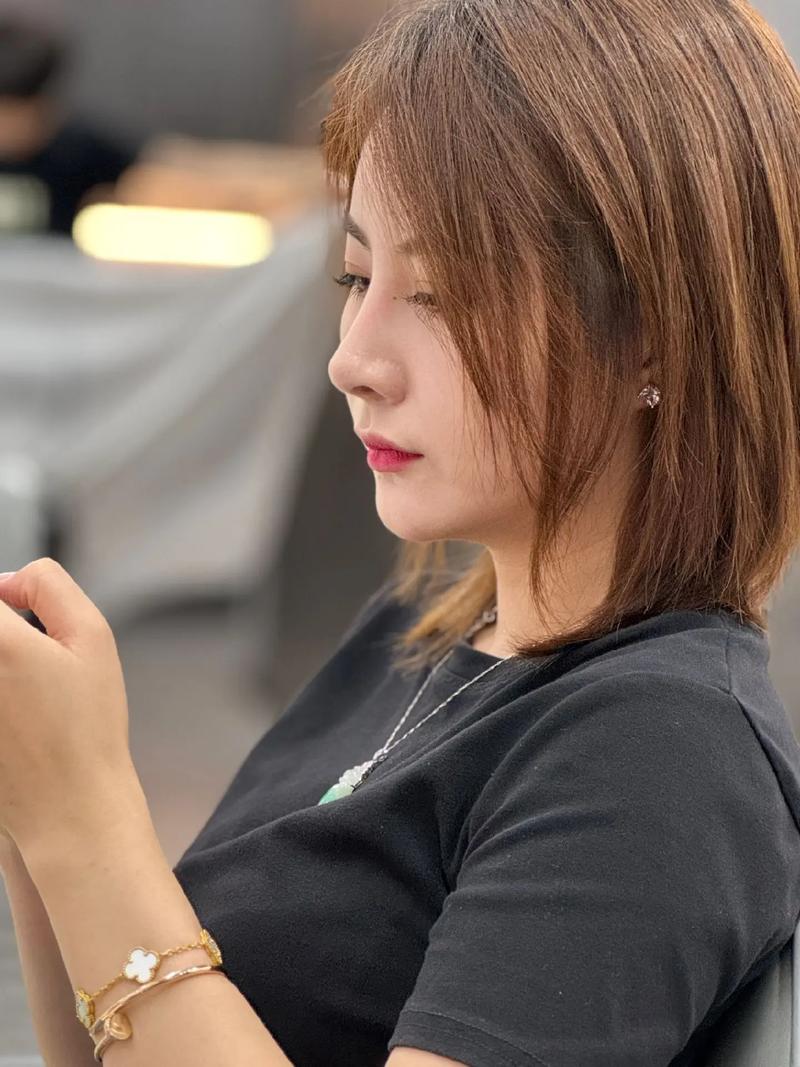 女显年轻发型_蓬松发根自然尾年轻发型技巧