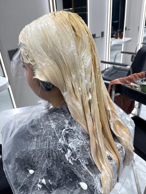 漂头发时需要给头发包起来吗_漂发包锡纸护头皮,次数别多,后护理要做足 漂头发时需要给头发包起来吗_漂发包锡纸护头皮,次数别多,后护理要做足