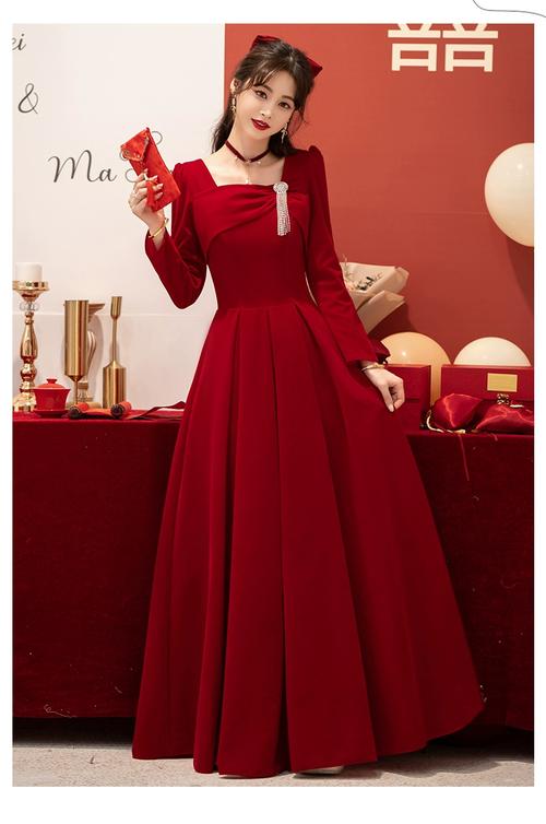 穿红色礼服扎什么发型_选对更迷人