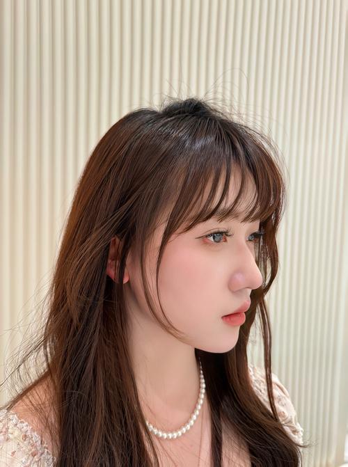 侧脸宽适合什么发型_脸型宽？发型这样选显精致修长！