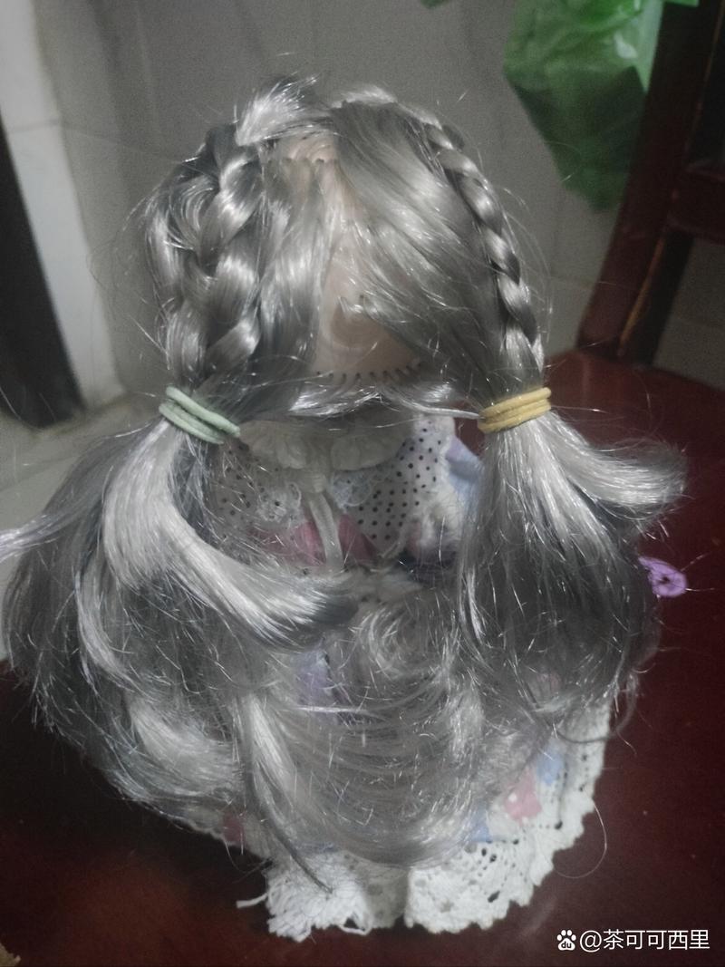 芭比娃娃可爱发型扎法_梳高马尾编四辫，亮色头绳点缀，可爱又闪亮！