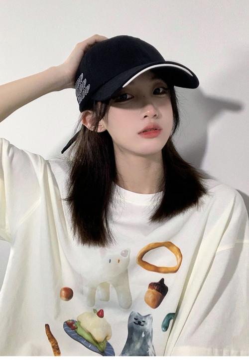 鸭舌帽梳什么发型好看_鸭舌帽搭配编发教程,秋冬时尚造型 鸭舌帽梳什么发型好看_鸭舌帽搭配编发教程,秋冬时尚造型