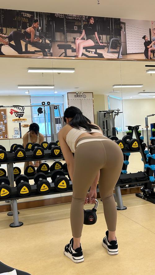 撸铁女孩蜜桃臀训练_健身女孩邱思潼练出蜜桃臀,力量塑造自信! 撸铁女孩蜜桃臀训练_健身女孩邱思潼练出蜜桃臀,力量塑造自信!