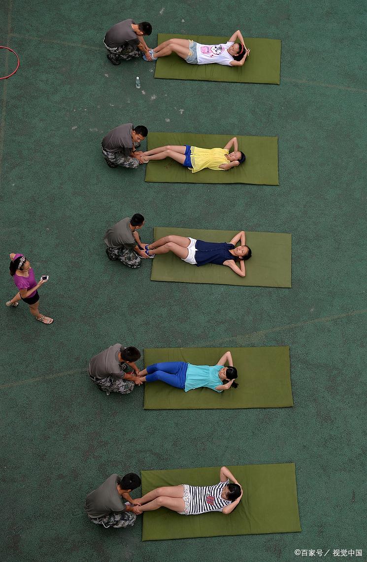 没健身器材怎么做仰卧起坐_家庭仰卧起坐，简单锻炼腹肌