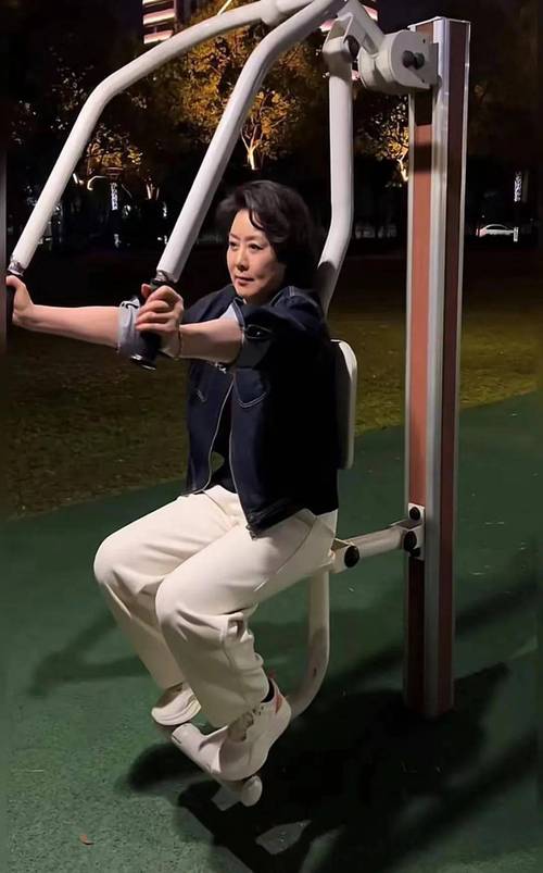 57岁大妈坚持健身30年_57岁大妈健身30年，身材健美活力足，年龄不是限制！