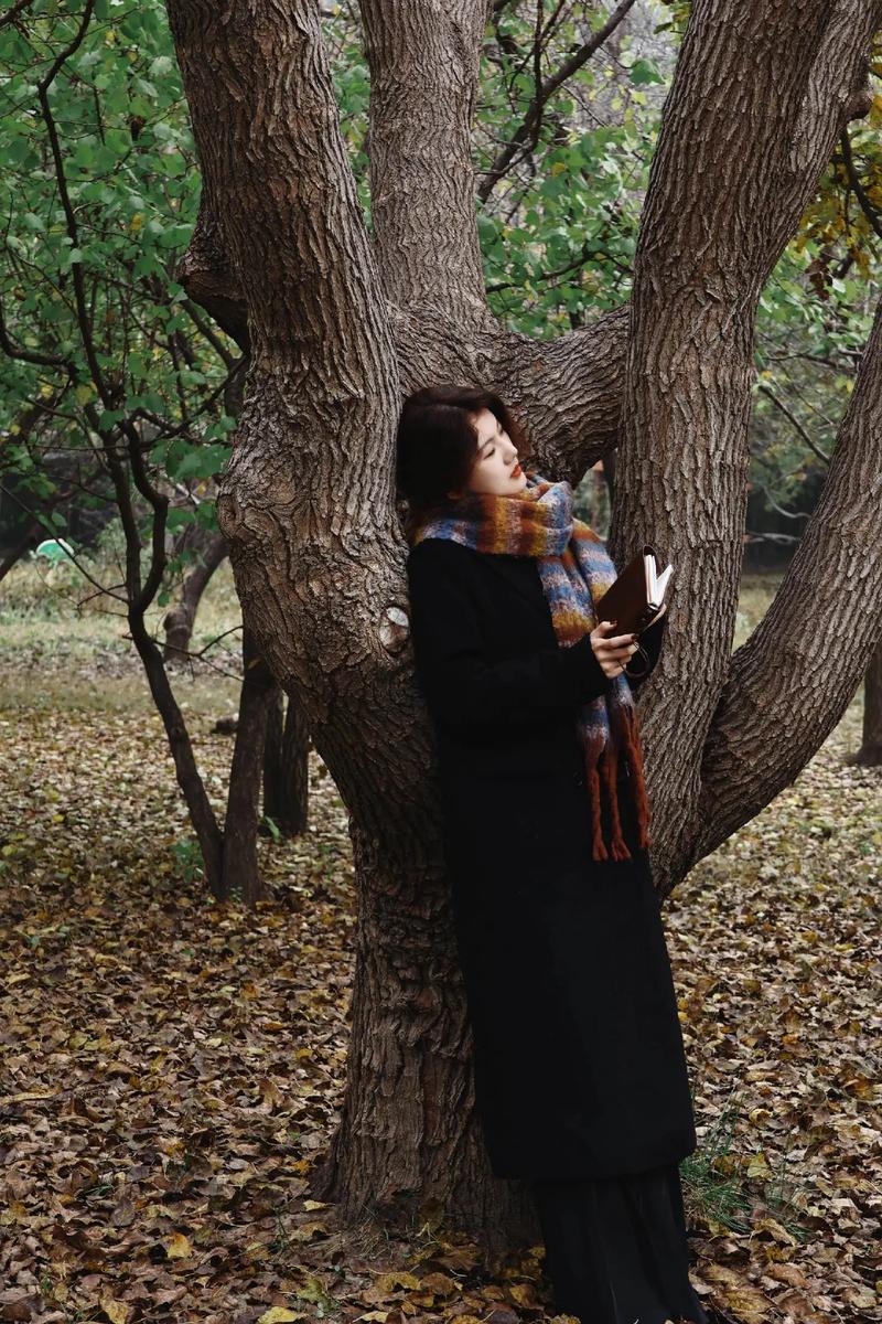 坐长椅拍照的姿势大全_公园长椅拍照姿势，显瘦显脸小