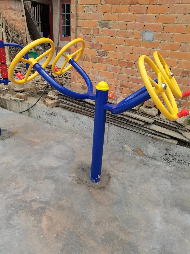 小区俩手来回拉的器械是什么_小区免费健身器材多，强身健体好选择！