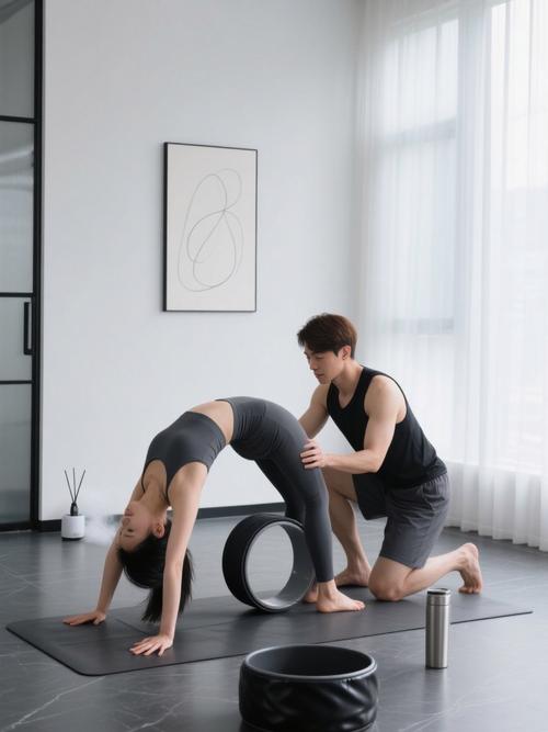 男瑜伽教练和女瑜伽教练哪个好_瑜伽教练选男女？力量心灵各不同