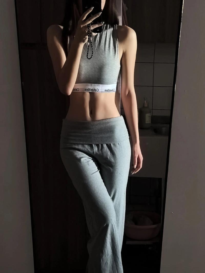 坐在女生肚子上练腹肌_坐姿腹肌训练,在家塑形强核心 坐在女生肚子上练腹肌_坐姿腹肌训练,在家塑形强核心