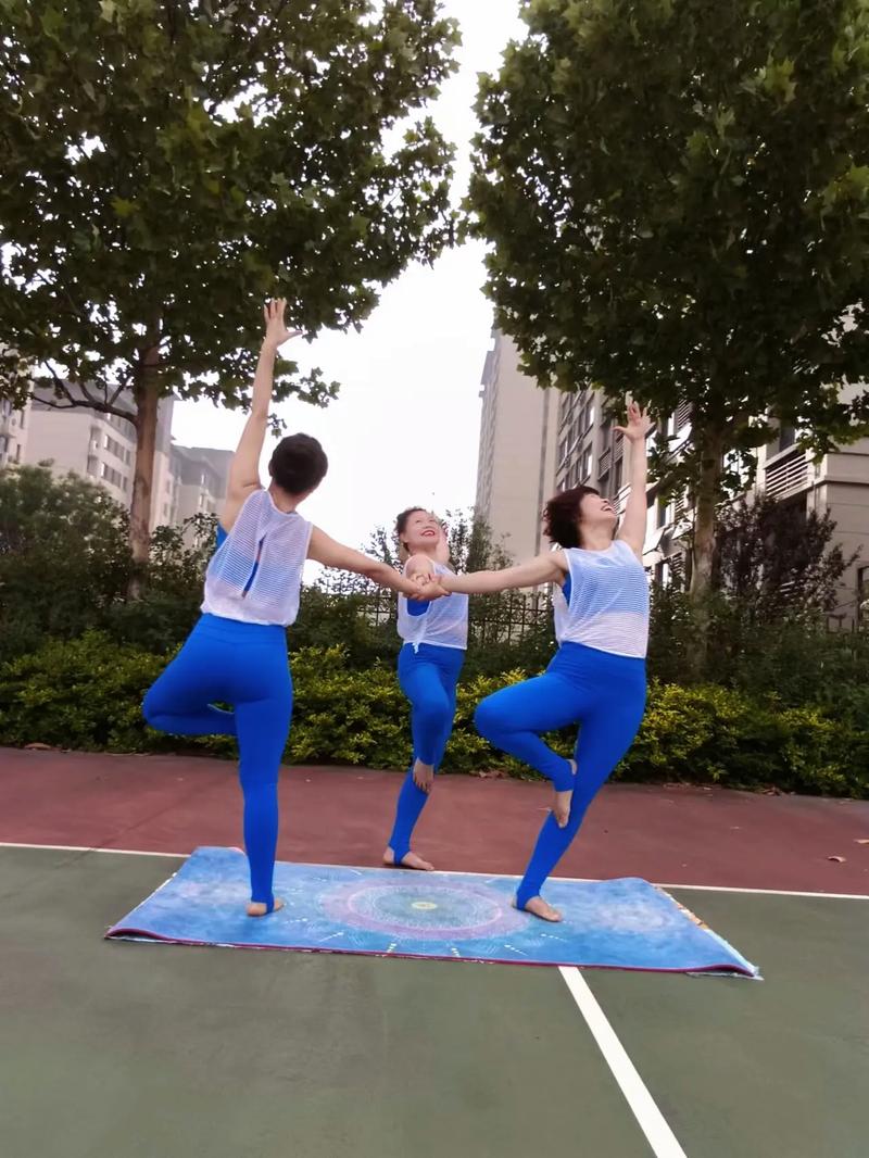 三姐妹一起练瑜伽韩国_三姐妹练瑜伽师娘不满，拉尼娜现象或影响生活