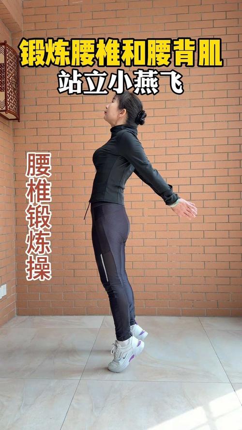 做飞燕动作可以练腹肌吗_小飞燕练腹肌？其实练的是背！