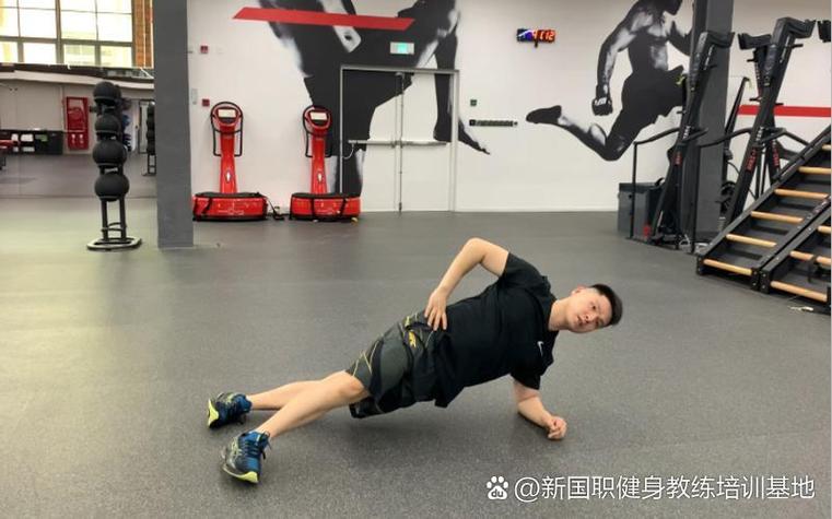 拿弹簧棒什么姿势练腹肌_练腹肌臂力动作详解