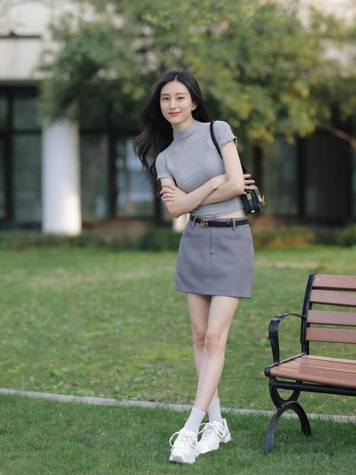 坐长椅拍照的姿势大全_公园长椅拍照姿势，显瘦显脸小