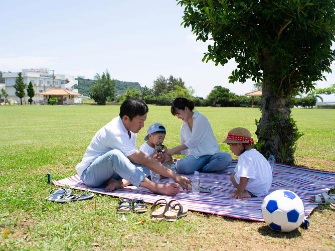 和家人一起锻炼的照片_晒亲子运动，乐享家庭温情