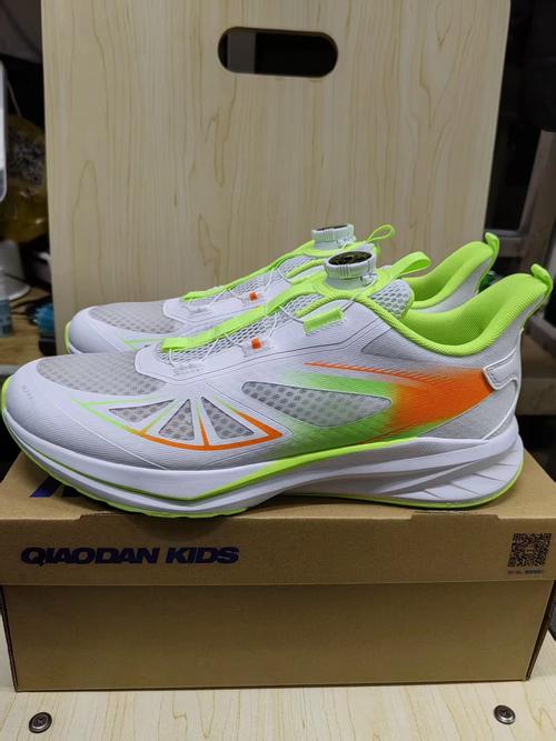 跑100米适合什么鞋_100米跑鞋怎么选？缓震还是推进力？